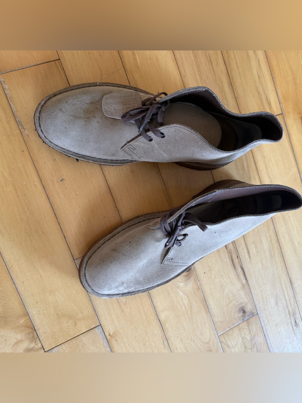 Clarks Men's Suede Chukka Boots in Light Gray-Brown